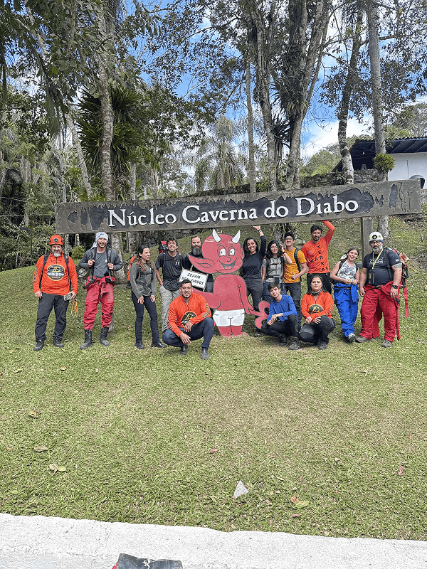 equipe da caverna do diabo aventura junto com turistas