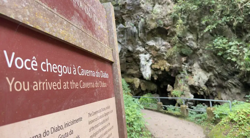 placa de boas vindas a caverna do diabo
