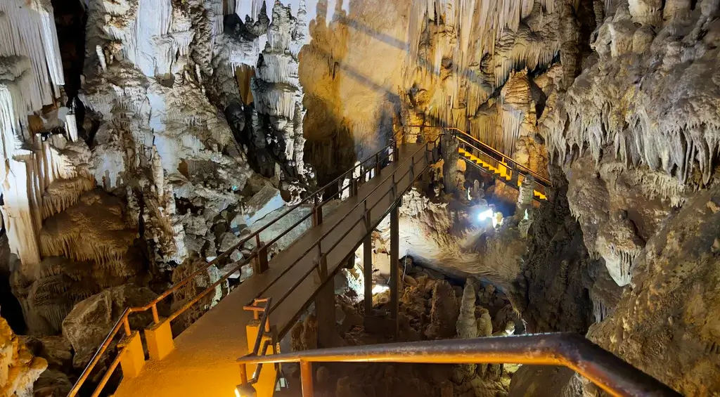 escada no interior da caverna