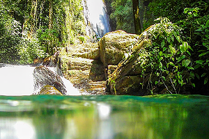 imagem do lago da trilha do vale das ostras