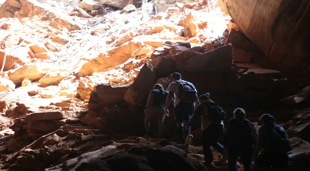 passeio em caverna para grupos grandes