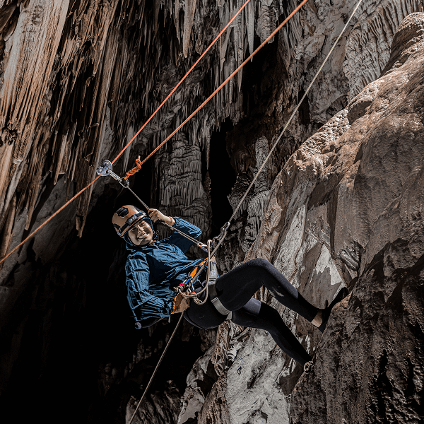 mulher fazendo rapel em um dos passeios oferecidos pela caverna do diabo aventura