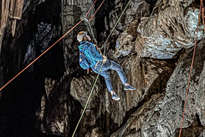 mulher descendo de rapel dentro da caverna do diabo