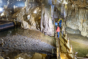 visitantes atravessando passarela dentro da caverna do diabo