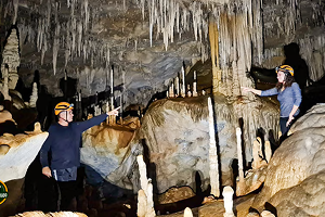 turistas dentro do salão erectus